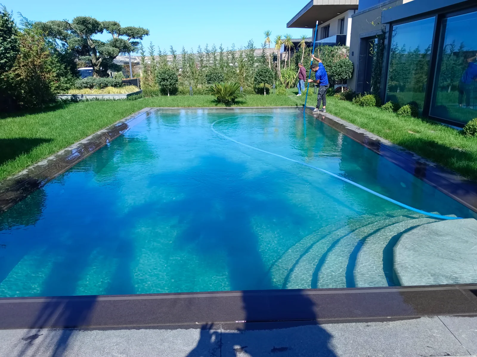 Modern çizgili bahçe havuzu ve yaşam alanı