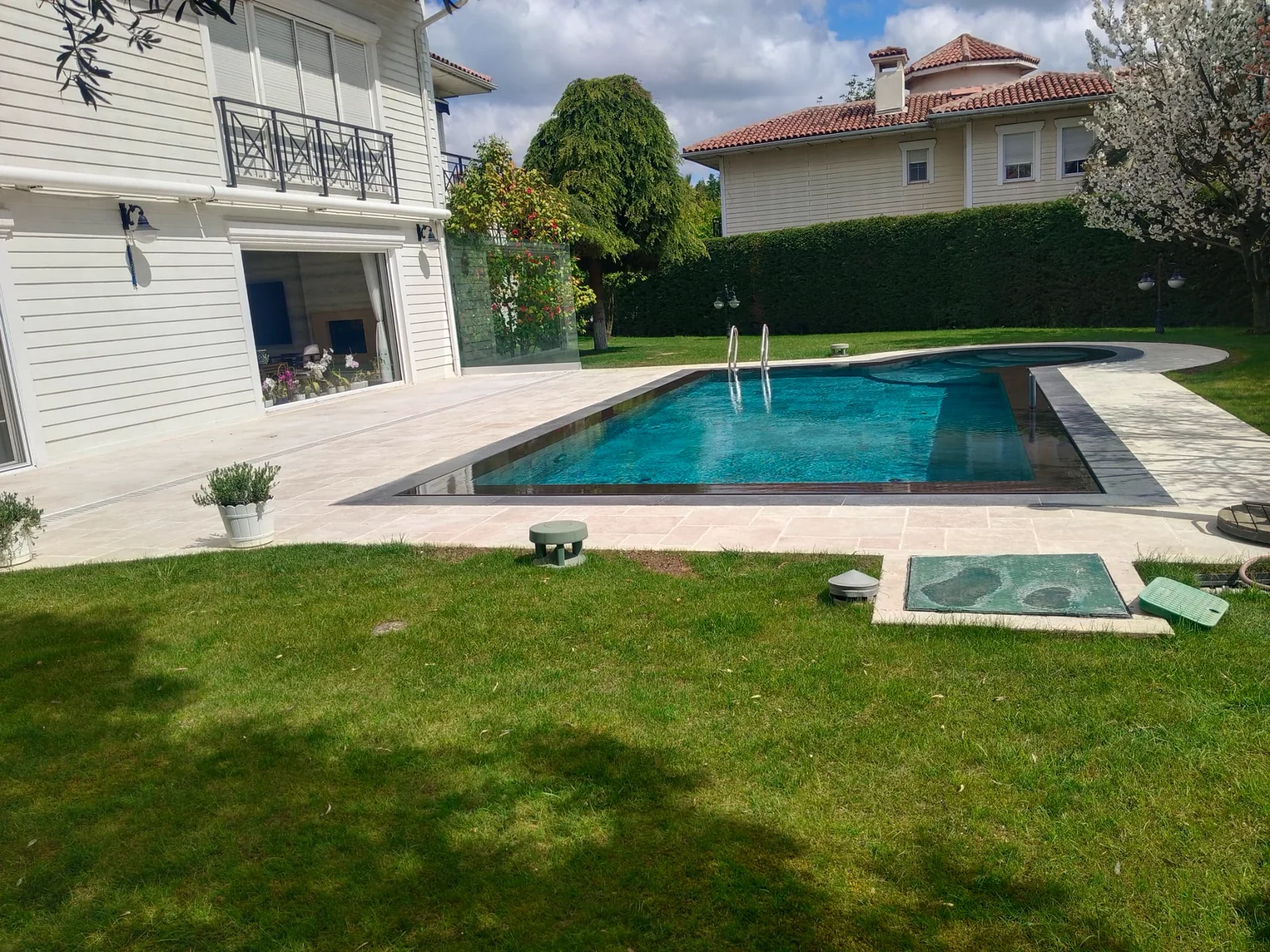 Villa bahçesinde tamamlanmış yüzme havuzu